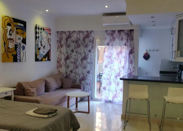 Hotel Pyr, Spacious Studio With A Big Terrace Lägenhet *